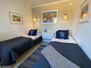 Postel nebo postele na pokoji v ubytování Skaftö Hotell Villa Lönndal, Grundsund