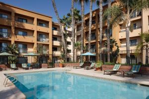 uma piscina em frente a um hotel em Courtyard Costa Mesa South Coast Metro em Santa Ana