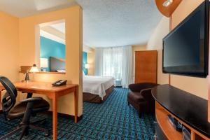 een hotelkamer met een bed, een bureau en een televisie bij Fairfield Inn & Suites Stevens Point in Stevens Point