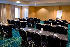 einen Konferenzraum mit Tischen, Stühlen und einem Podium in der Unterkunft SpringHill Suites Philadelphia Plymouth Meeting in Plymouth Meeting