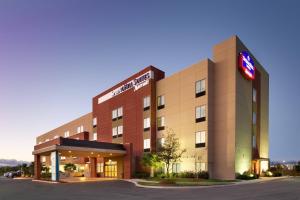 un hôtel avec un panneau à l'avant dans l'établissement SpringHill Suites by Marriott San Antonio SeaWorld®/Lackland, à San Antonio