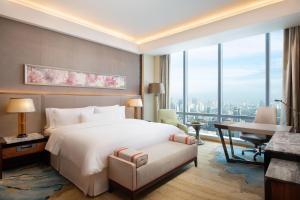 Postel nebo postele na pokoji v ubytování The Westin Jakarta