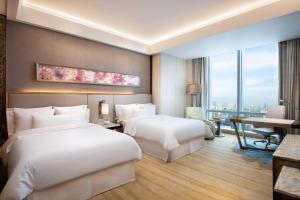 Postel nebo postele na pokoji v ubytování The Westin Jakarta