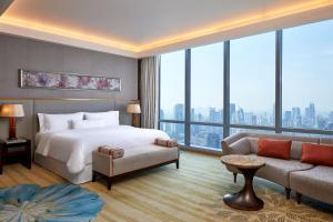 Postel nebo postele na pokoji v ubytování The Westin Jakarta