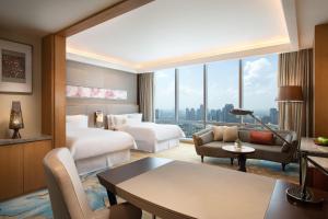 Postel nebo postele na pokoji v ubytování The Westin Jakarta