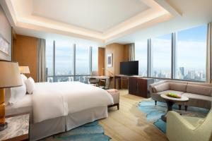 TV a/nebo společenská místnost v ubytování The Westin Jakarta