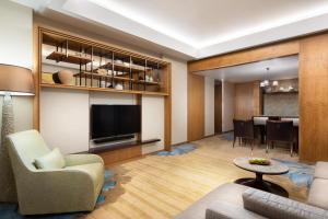 TV a/nebo společenská místnost v ubytování The Westin Jakarta