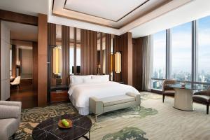 Postel nebo postele na pokoji v ubytování The Westin Jakarta