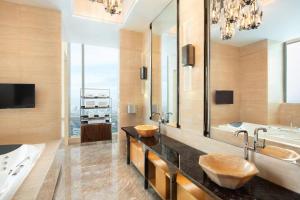 TV a/nebo společenská místnost v ubytování The Westin Jakarta