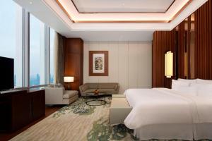 Postel nebo postele na pokoji v ubytování The Westin Jakarta