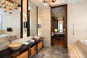 Postel nebo postele na pokoji v ubytování The Westin Jakarta