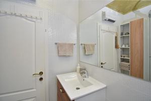 Ένα μπάνιο στο Old Dalmatian House with Jacuzzi Martine +57 φωτογραφίες