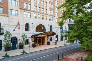 a street in front of a building with an american flag at Renaissance Philadelphia Downtown Hotel in Philadelphia