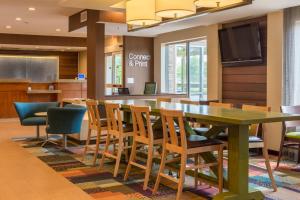 una sala de conferencias con mesa y sillas en Fairfield Inn & Suites by Marriott Columbus, en Columbus