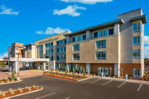 an exterior view of a hotel with a parking lot at SpringHill Suites by Marriott Belmont Redwood Shores in Belmont