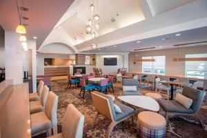 un vestíbulo de un hotel con mesas y sillas en Residence Inn by Marriott Pensacola Downtown, en Pensacola