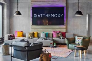 Lounge oder Bar in der Unterkunft Moxy Munich Ostbahnhof