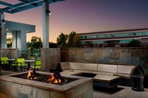 a fire pit in front of a building at SpringHill Suites by Marriott Belmont Redwood Shores in Belmont