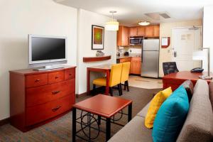 a living room with a couch and a kitchen at Residence Inn Columbus Downtown in Columbus