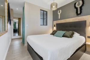 a bedroom with a large bed in a room at Zen et Summer Zen coursive naturiste in Cap d'Agde
