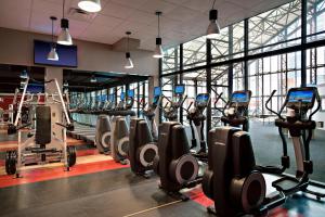 - une salle de sport avec une rangée d'appareils de cardio-training dans l'établissement San Antonio Marriott Riverwalk, à San Antonio