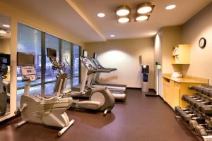 un gimnasio con cintas de correr y máquinas elípticas en TownePlace Suites Omaha West, en Omaha