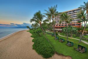 z powietrza widok na hotel i plażę w obiekcie Marriott's Maui Ocean Club - Molokai, Maui & Lanai Towers w mieście Lahaina