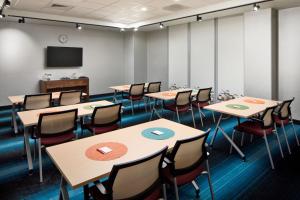 シータックにあるアロフト シアトル シータック エアポートの教室(テーブル、椅子、テレビ付)