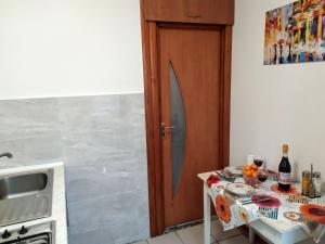 uma cozinha com uma mesa e uma porta de madeira em Квартира біля залізничного вокзалу em Vinnytsya