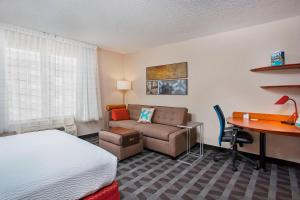 Habitación de hotel con cama y escritorio en TownePlace Suites Knoxville Cedar Bluff, en Knoxville