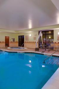 uma grande piscina num quarto de hotel em SpringHill Suites by Marriott Savannah I-95 South em Savannah