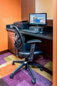 ein Büro mit einem Schreibtisch mit einem Computer und einem Stuhl in der Unterkunft Fairfield Inn & Suites Victoria in Victoria