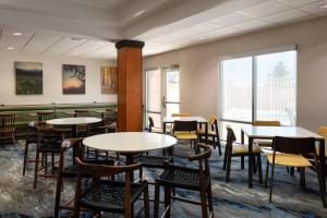 comedor con mesas y sillas en Fairfield Inn & Suites Redding, en Redding