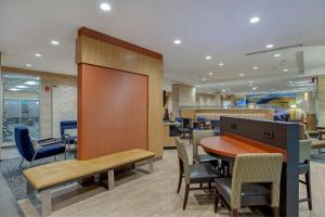 una sala de espera con mesa y sillas en TownePlace Suites by Marriott Knoxville Oak Ridge, en Oak Ridge