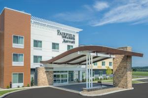 a rendering of the front of a hotel at Fairfield Inn & Suites by Marriott Bloomsburg in Bloomsburg