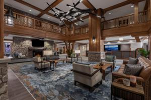 uma ampla sala de estar com lareira e mobiliário em Marriott Grand Residence Club, Lake Tahoe em South Lake Tahoe