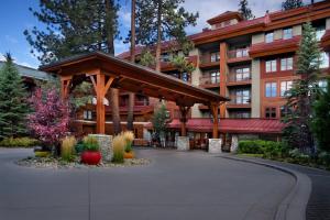 ein großes Gebäude mit einem Holzpavillon davor in der Unterkunft Marriott Grand Residence Club, Lake Tahoe in South Lake Tahoe