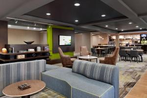 A seating area at Courtyard by Marriott Tulsa Central