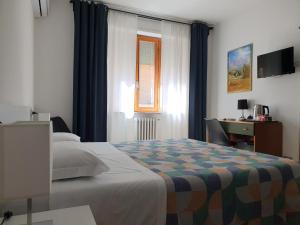 A bed or beds in a room at Hotel Cormorano