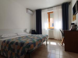 A bed or beds in a room at Hotel Cormorano