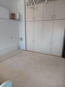 Letto o letti in una camera di Lovely 1-bedroom condo with indoor fireplace