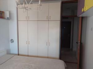 Letto o letti in una camera di Lovely 1-bedroom condo with indoor fireplace