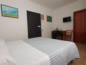 A bed or beds in a room at Hotel Cormorano