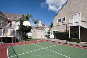 una pista de tenis frente a una casa en Residence Inn Irvine Spectrum, en Irvine