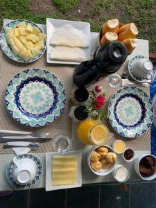una mesa con platos de comida en una mesa en Casa Beija-flor en Ilha de Boipeba