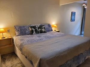 1 dormitorio con 1 cama grande con almohadas azules en Casa Beija-flor en Ilha de Boipeba