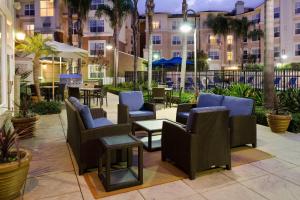 d'une terrasse avec des chaises et des tables. dans l'établissement Residence Inn by Marriott Cypress Los Alamitos, à Los Alamitos
