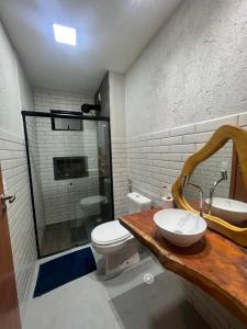y baño con lavabo, aseo y ducha. en Casa Tulum em São Miguel dos milagres, en São Miguel dos Milagres