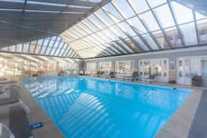 Bazén v ubytovaní Very nice 6 person apart with swimming pool tennis court and car park 202 alebo v jeho blízkosti