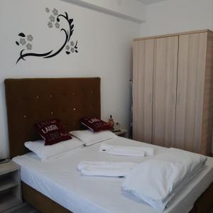 1 dormitorio con 1 cama con 2 toallas en Mamaia Summerland MRS, en Mamaia